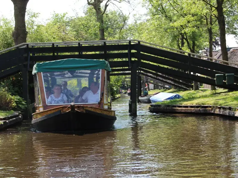 Navigation et vélo à travers Giethoorn