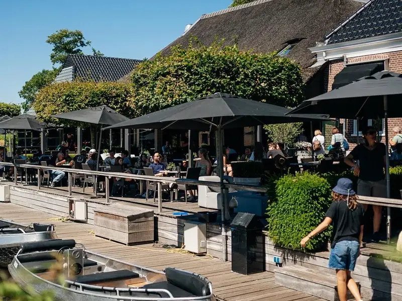 Balade en bateau & dîner 3 plats à Giethoorn